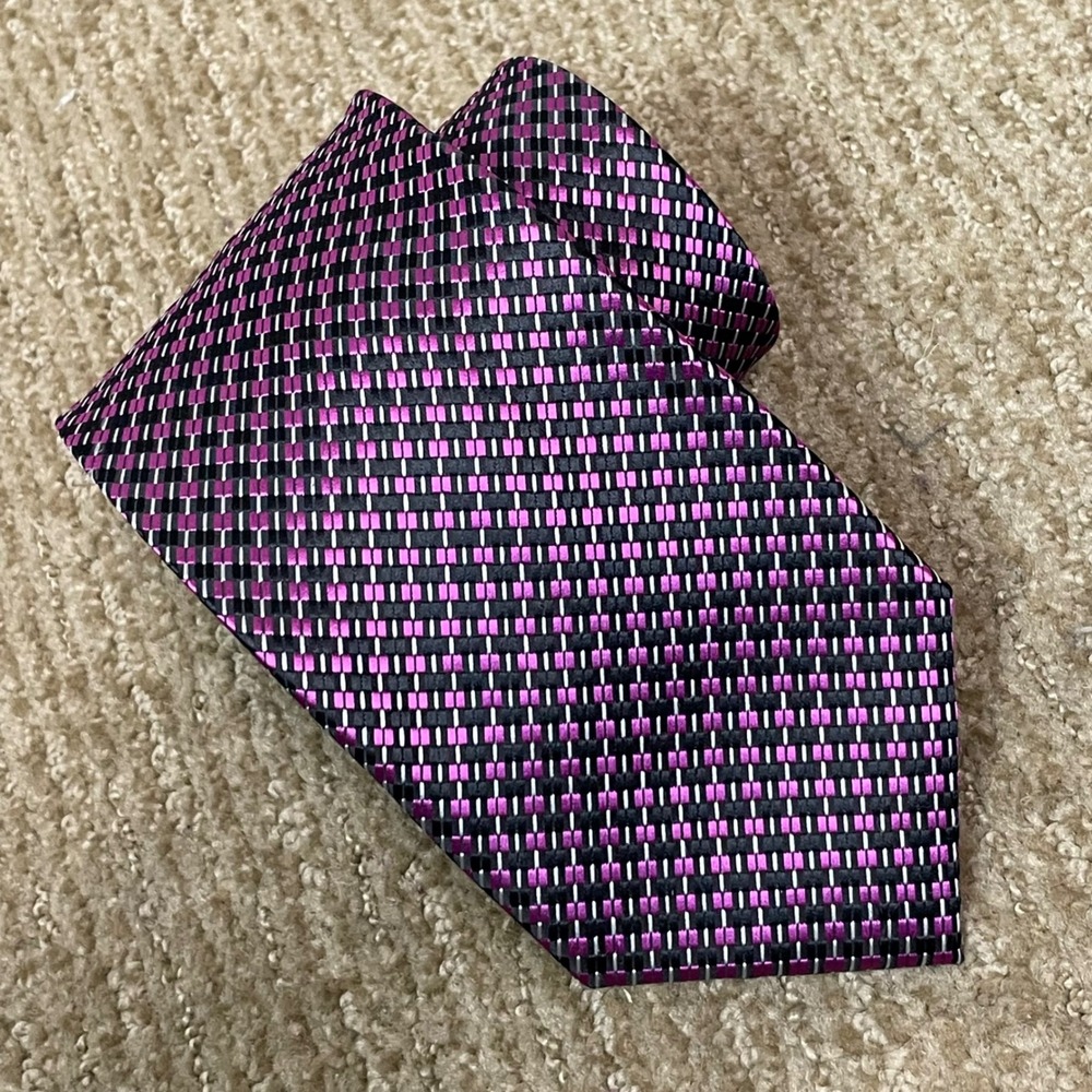 Riccardi Italy Mens 100% Silk Hand Made Tie Pink Black White Geometric Pattern